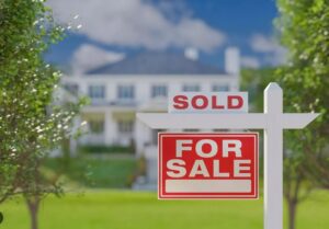 Quels organismes prévenir obligatoirement quand on vend sa maison ?